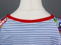 Rückseite des Halsausschnitt beim selbstgenähten Geburtstagsshirt für Jungs. JanaKnöpfchen - Nähen für Jungs