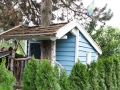 Schwedisches selbstgebautes Baumhaus im Garten.  JanaKnöpfchen - Nähen für Jungs